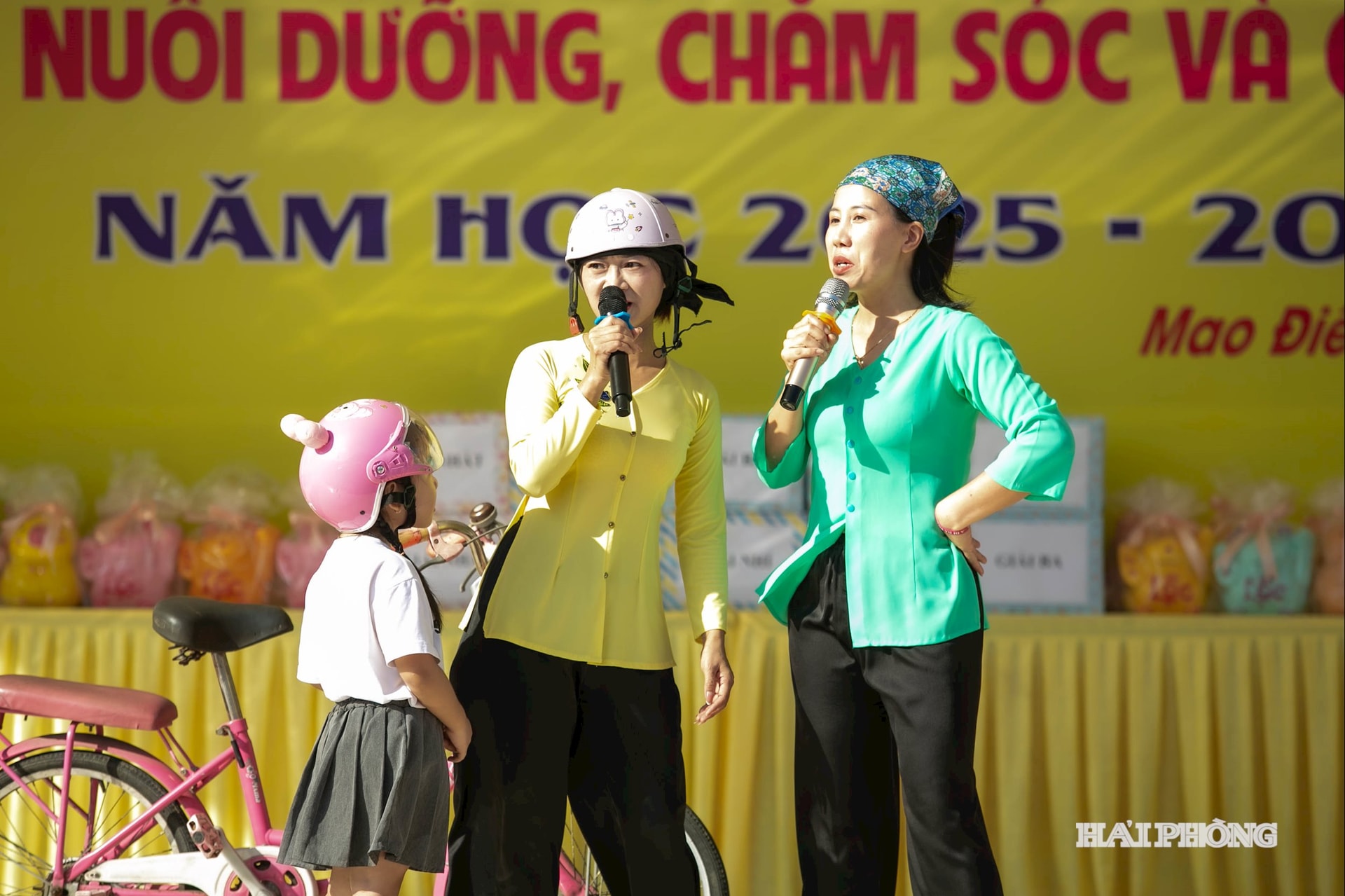 Ngày hội có ba phần thi giao lưu giữa gia đình và trẻ. Ở phần thi “Gia đình tài năng”, các đội đại diện cho khối 3, 4 và 5 tuổi thể hiện năng khiếu qua các tiết mục hát, múa, thơ, hò vè, tiểu phẩm tuyên truyền về an toàn giao thông. Mỗi tiết mục mang một thông điệp gần gũi, giúp các em ghi nhớ pháp luật giao thông qua hình ảnh và âm nhạc sinh động.Phần thi “Gia đình thông thái” dành cho 78 phụ huynh, diễn ra dưới hình thức trắc nghiệm nhanh. Các câu hỏi xoay quanh quy định, biển báo, tốc độ, mức
