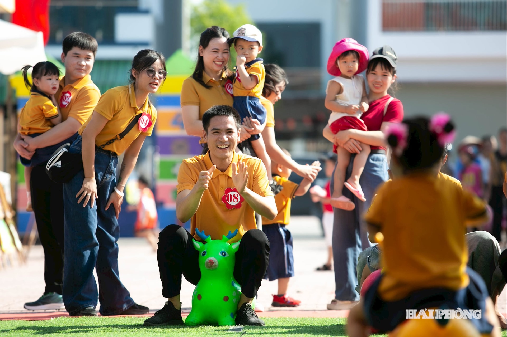 Trong khi đó, khu thi của khối 3 tuổi lại tràn ngập tiếng cười với trò “Nhảy cùng thú nhún”. Những em bé nhỏ tuổi nhất trường say mê giữ thăng bằng trên những chú thú nhún đầy màu sắc, vừa bật, vừa cười khanh khách trong sự cổ vũ của cô giáo và phụ huynh.