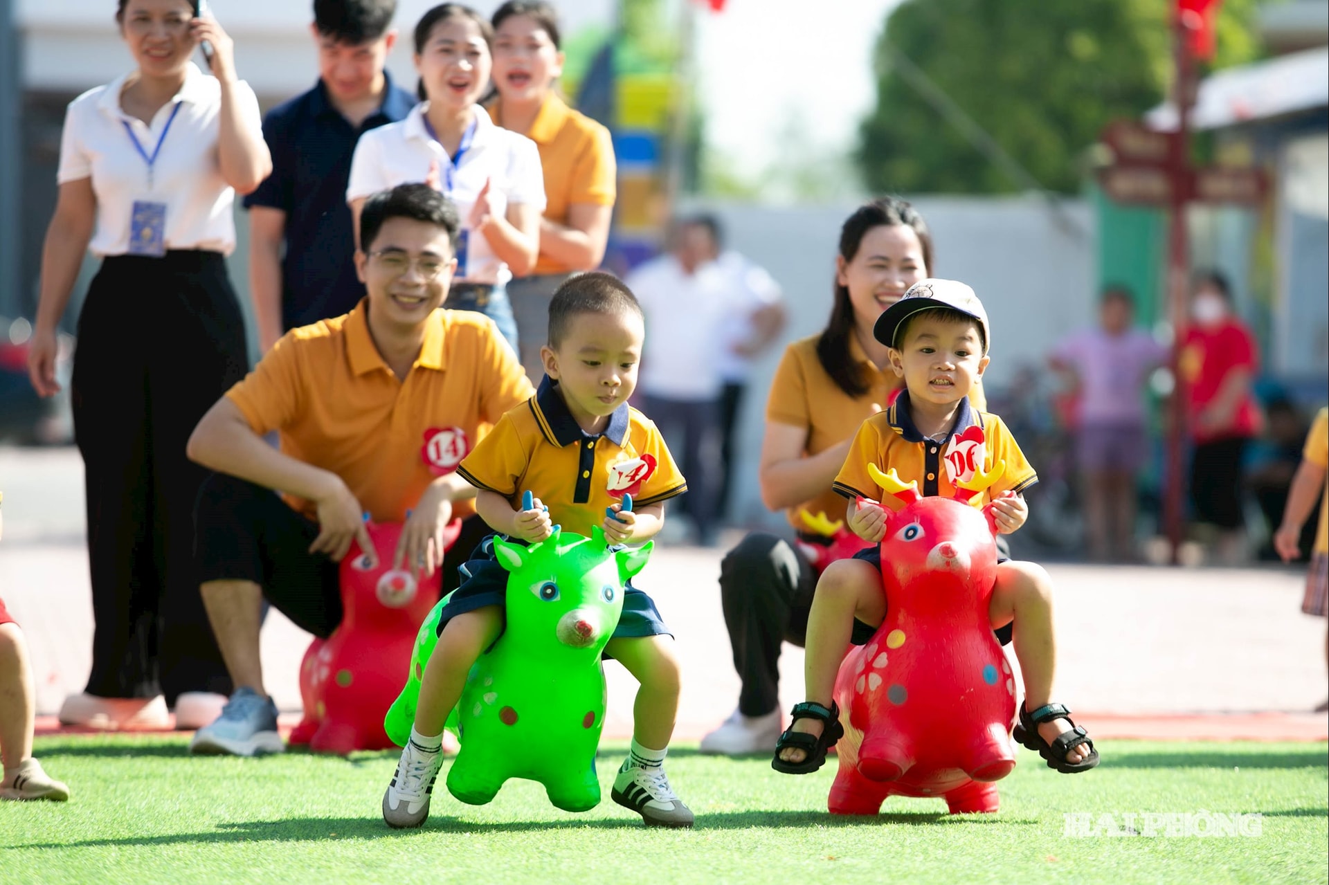 Từng cú nhún tuy chậm mà chắc, mỗi bước tiến của các bé đều khiến cả sân trường hò reo như đang chứng kiến một “cuộc đua thần tốc”.