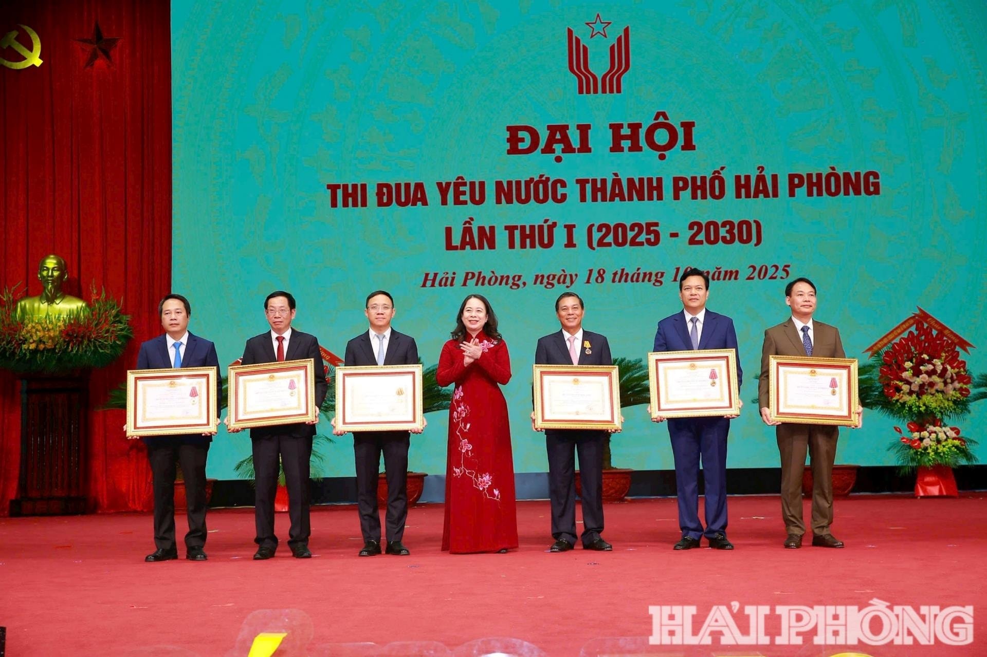 trao-huan-chuong-1-.jpg
