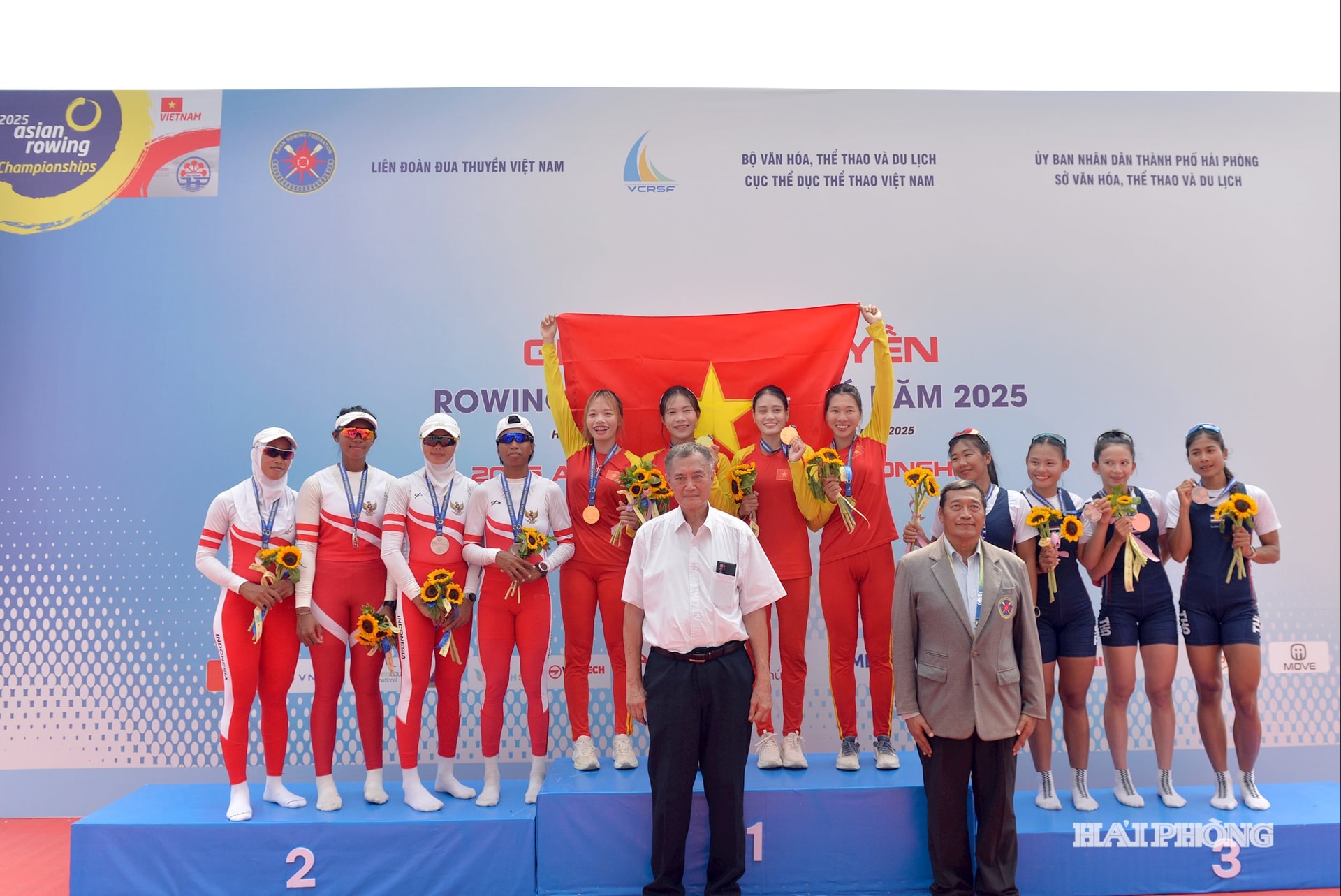 Các cô gái đua thuyền Việt Nam giành huy chương vàng nội dung thuyền 4 nữ