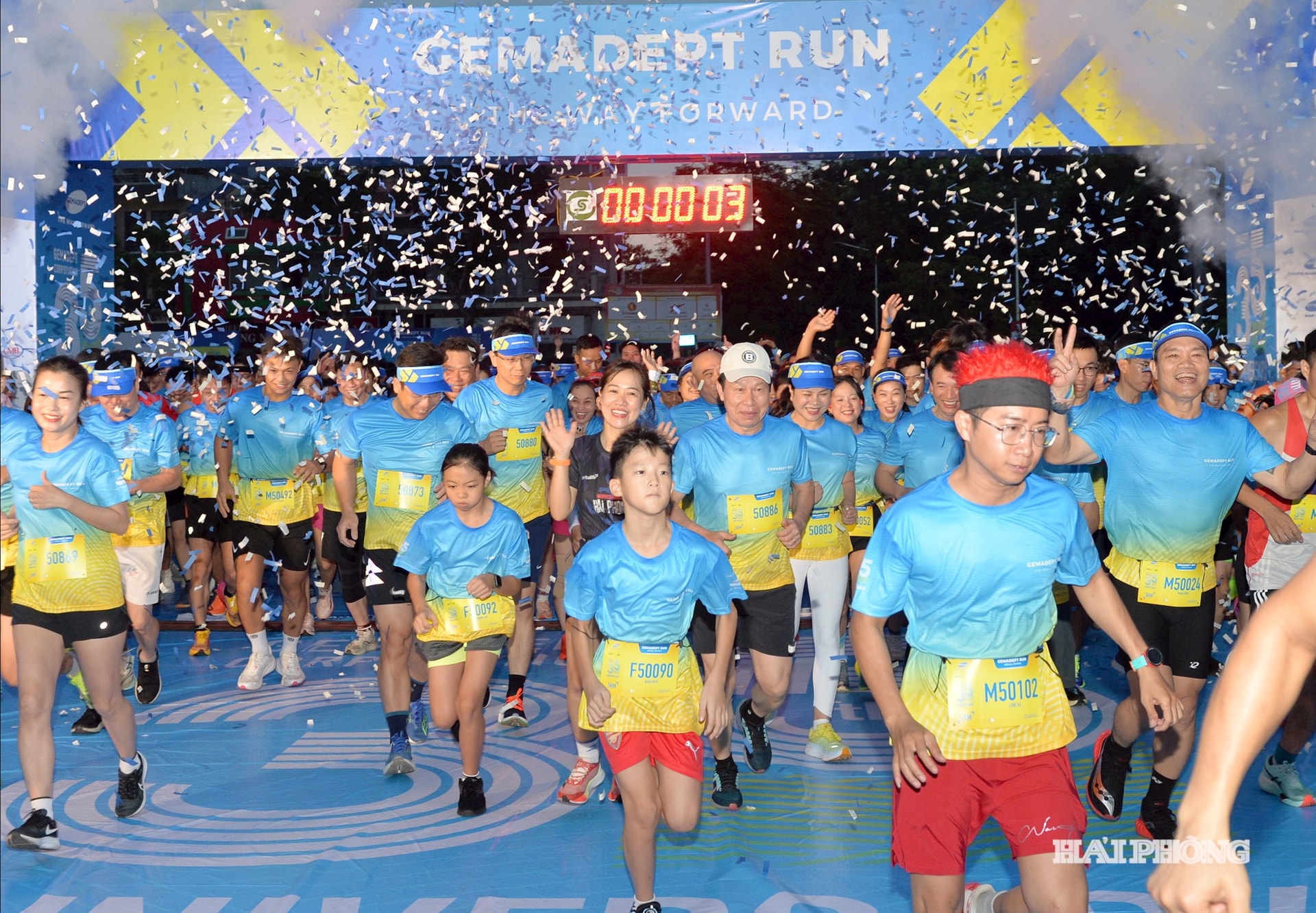 Anh báo in phấn tiếp: Các vận động viên Giải chạy Gemmadept Run xuất phát từ Quảng trường nhà hát thành phố. 