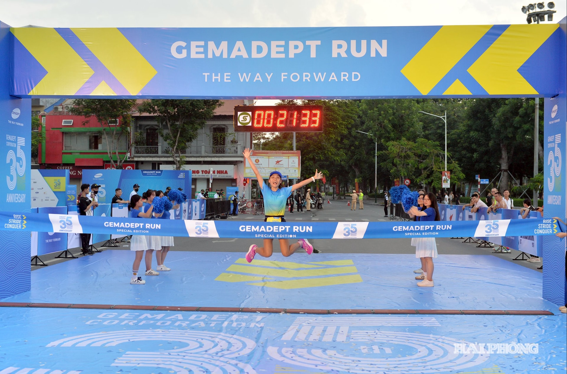 Mỗi bước chạy từ Gemmadept Run không chỉ là sự hỗ trợ về vật chất mà còn là nguồn động viên tinh thần, lan tỏa ý chí tiên phong chung tay kiến tạo một tương lai tươi sáng cho thế hệ mai sau, đồng thời lan tỏa, cổ vũ phong trào rèn luyện thể thao nâng cao sức khỏe để sản xuất, kinh doanh hiệu quả. Trong ảnh: Vận động viên hào hứng về đích.