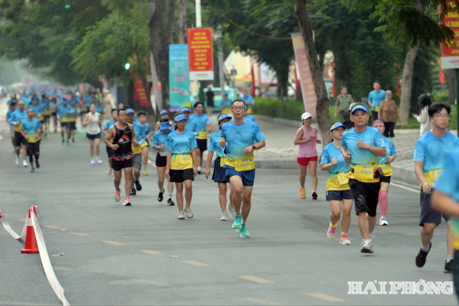 Giải thu hút hơn 1.000 vận động viên tham gia chạy.