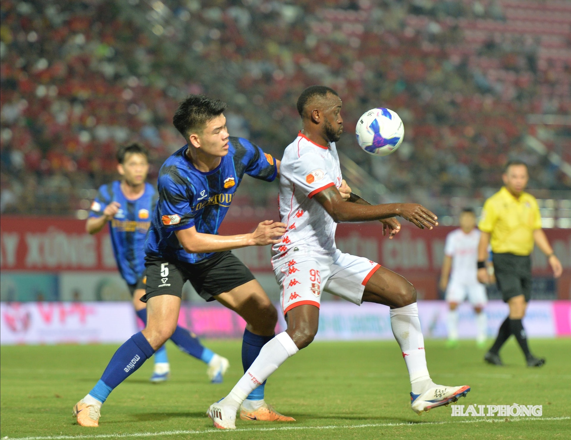 Tagueu (áo trắng) tác giả bàn thắng nâng tỷ số trận đấu lên 2-0 giữa chủ nhà CLB Hải Phòng và CLB Hoàng Anh Gia Lai
