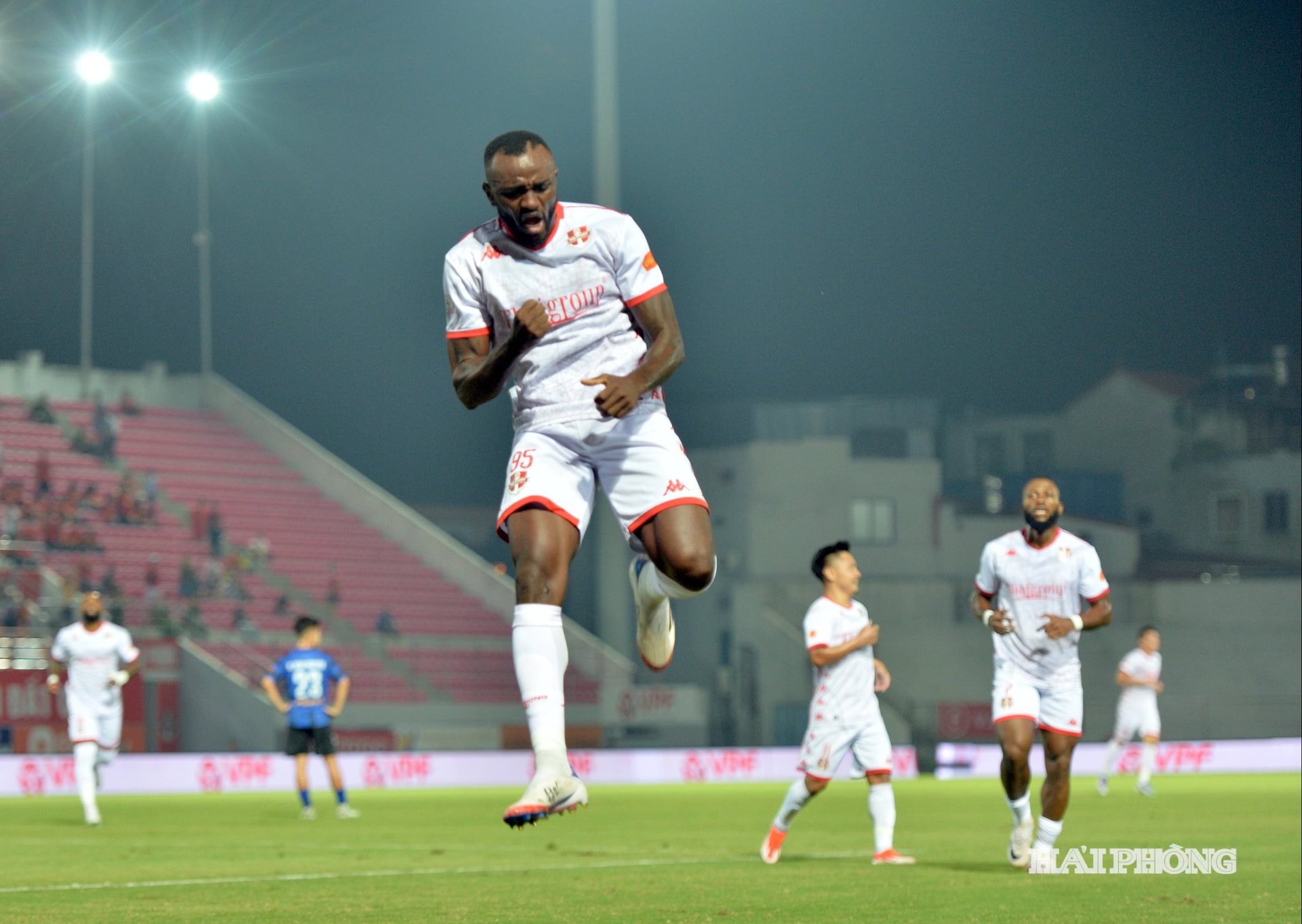 Tagueu ăn mừng khi ghi bàn thắng nâng tỷ số trận đấu lên 2-0 giữa chủ nhà CLB Hải Phòng và CLB Hoàng Anh Gia Lai