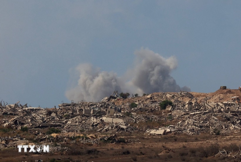 Khói bốc lên sau một cuộc không kích của Israel xuống thành phố Gaza. (Ảnh: THX/TTXVN)