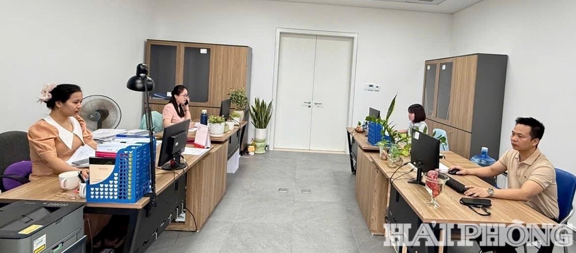 Cán bộ Sở Tư pháp tiếp nhận, giải quyết hồ sơ thủ tục hành chính trên môi trường điện tử.