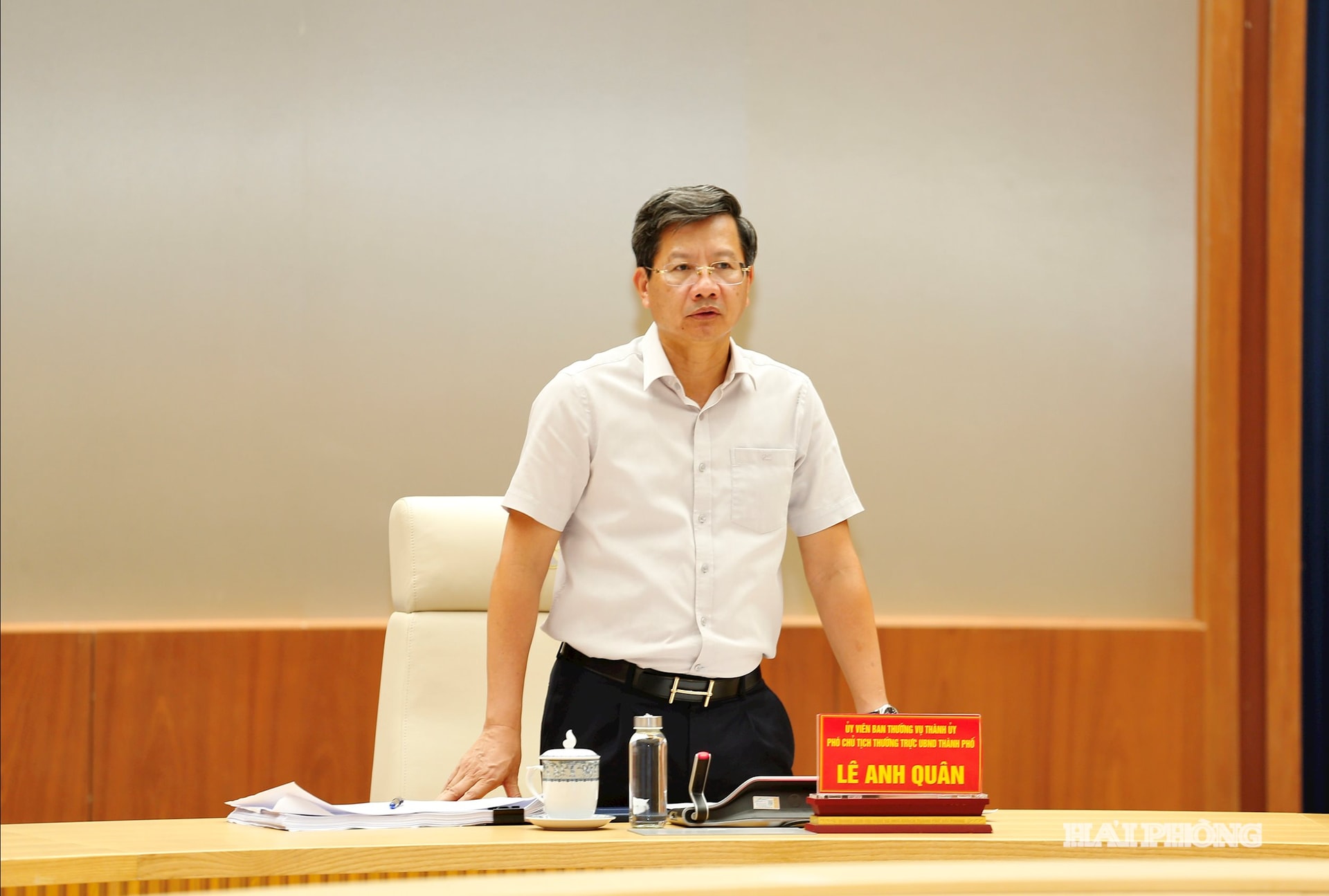 Đồng chí Lê Anh Quân, Phó chủ tịch Thường trực UBND thành phố chủ trì hội nghị tại điểm cầu UBND thành phố.