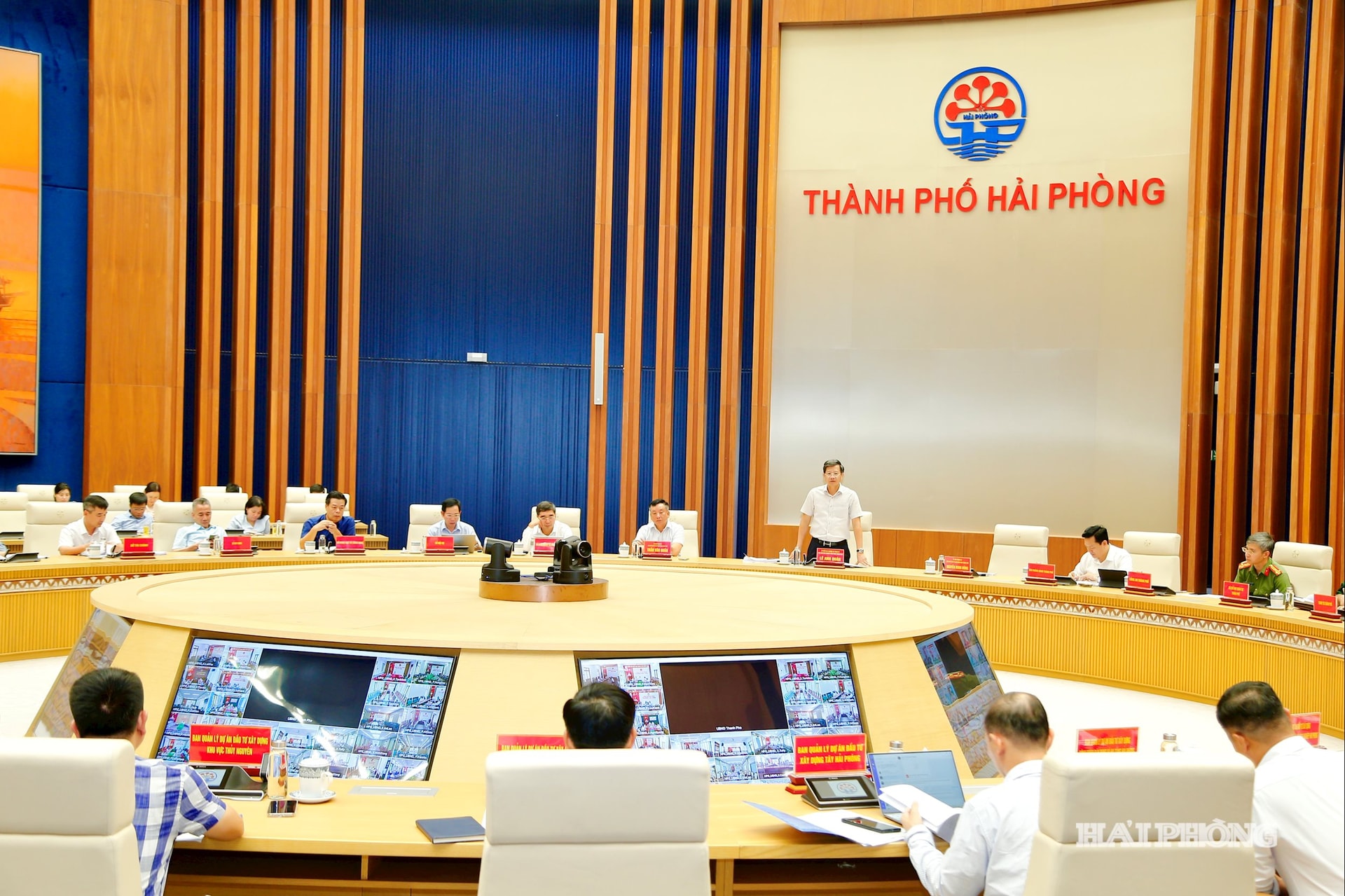 Đồng chí Lê Anh Quân, Phó chủ tịch Thường trực UBND thành phố chủ trì hội nghị tại điểm cầu UBND thành phố.