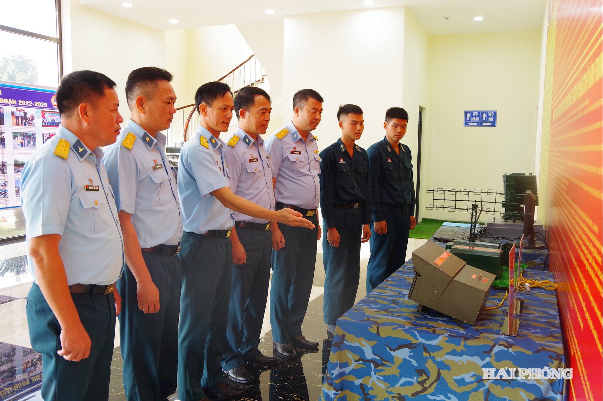 Ảnh 5 Các đại biểu tham quan mô hình huấn luyện