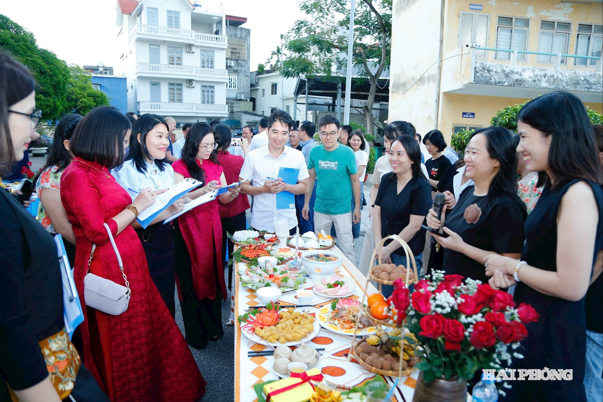 Ban Tổ chức tiến hành chấm điểm các mâm cơm