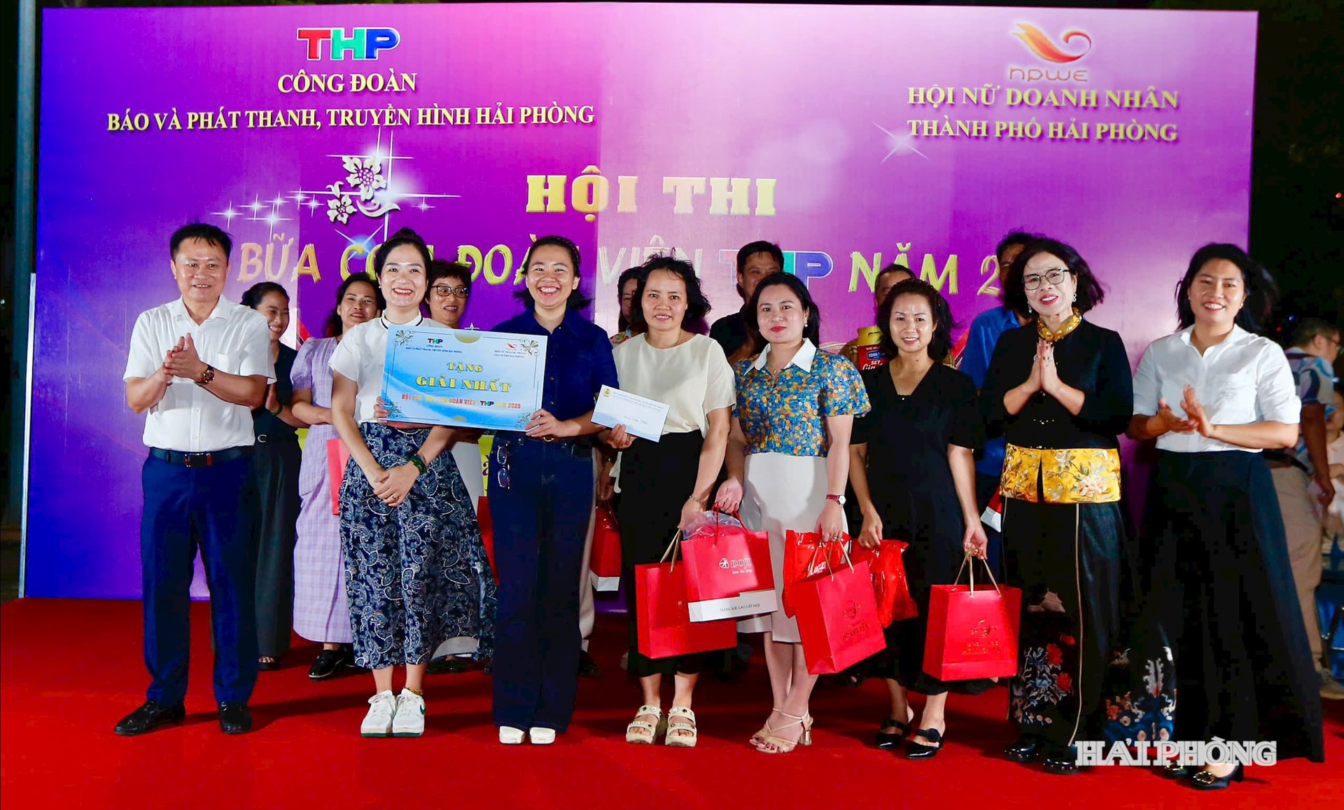Ban Tổ chức trao giải Nhất hội thi tặng phòng Tổ chức Hành chính
