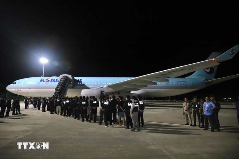Các công dân Hàn Quốc liên quan hoạt động lừa đảo sử dụng công nghệ được bàn giao tại sân bay quốc tế ở thủ đô Phnom Penh, Vương quốc Campuchia, tối 17/10/2025. (Ảnh: AKP/TTXVN phát)