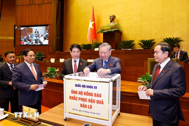 dai-bieu-quoc-hoi-ung-ho-dong-bao-khac-phuc-hau-qua-bao-lu-20-9.jpg