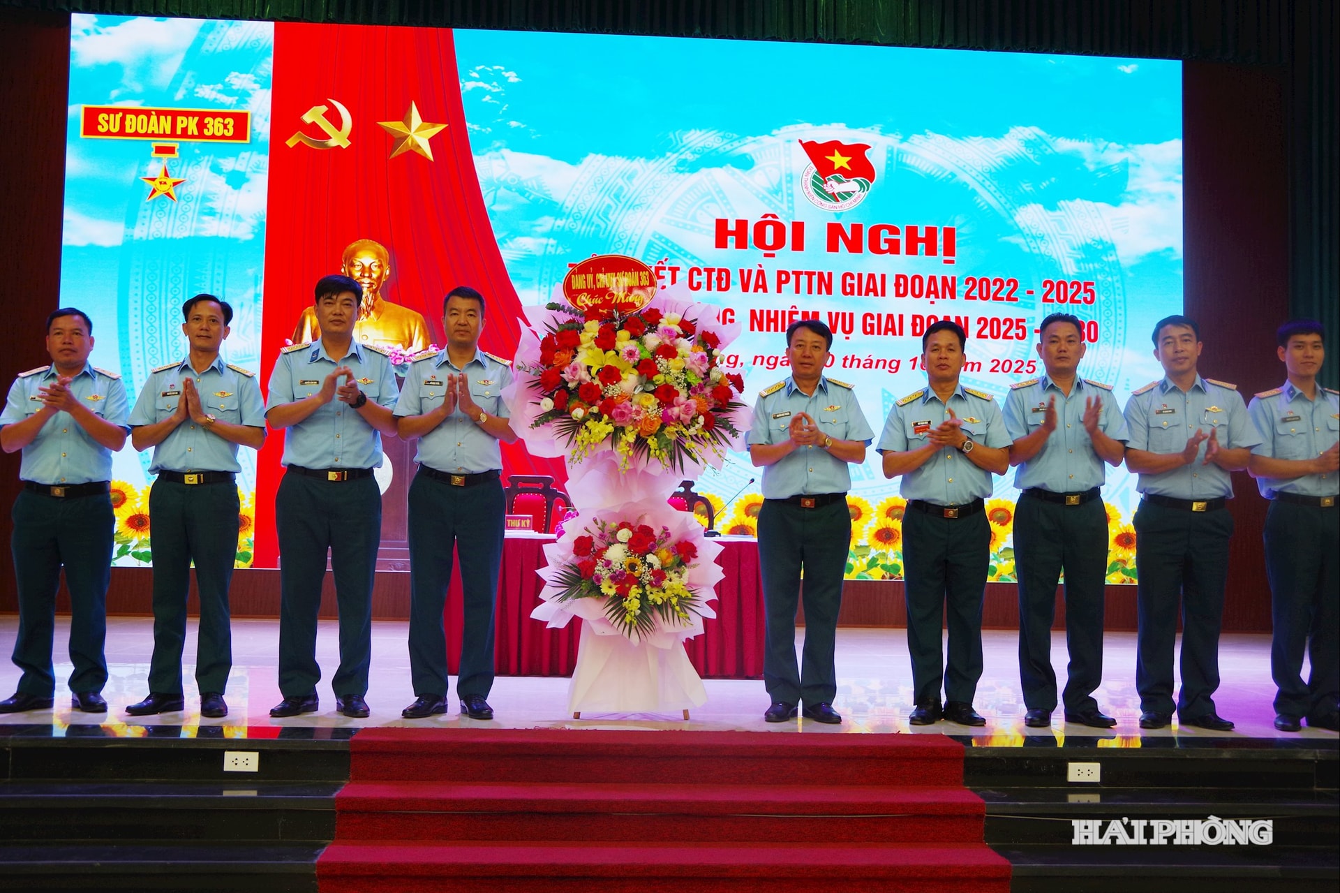 Lãnh đạo, chỉ huy Sư đoàn tặng hoa chúc mừng hội nghị