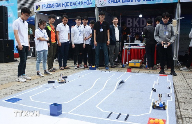 Học sinh, sinh viên thành phố Đà Nẵng trình diễn kỹ thuật của các robot thông minh. (Ảnh: Văn DũngTTXVN) nghien-cuu-khoa-hoc2.jpg
