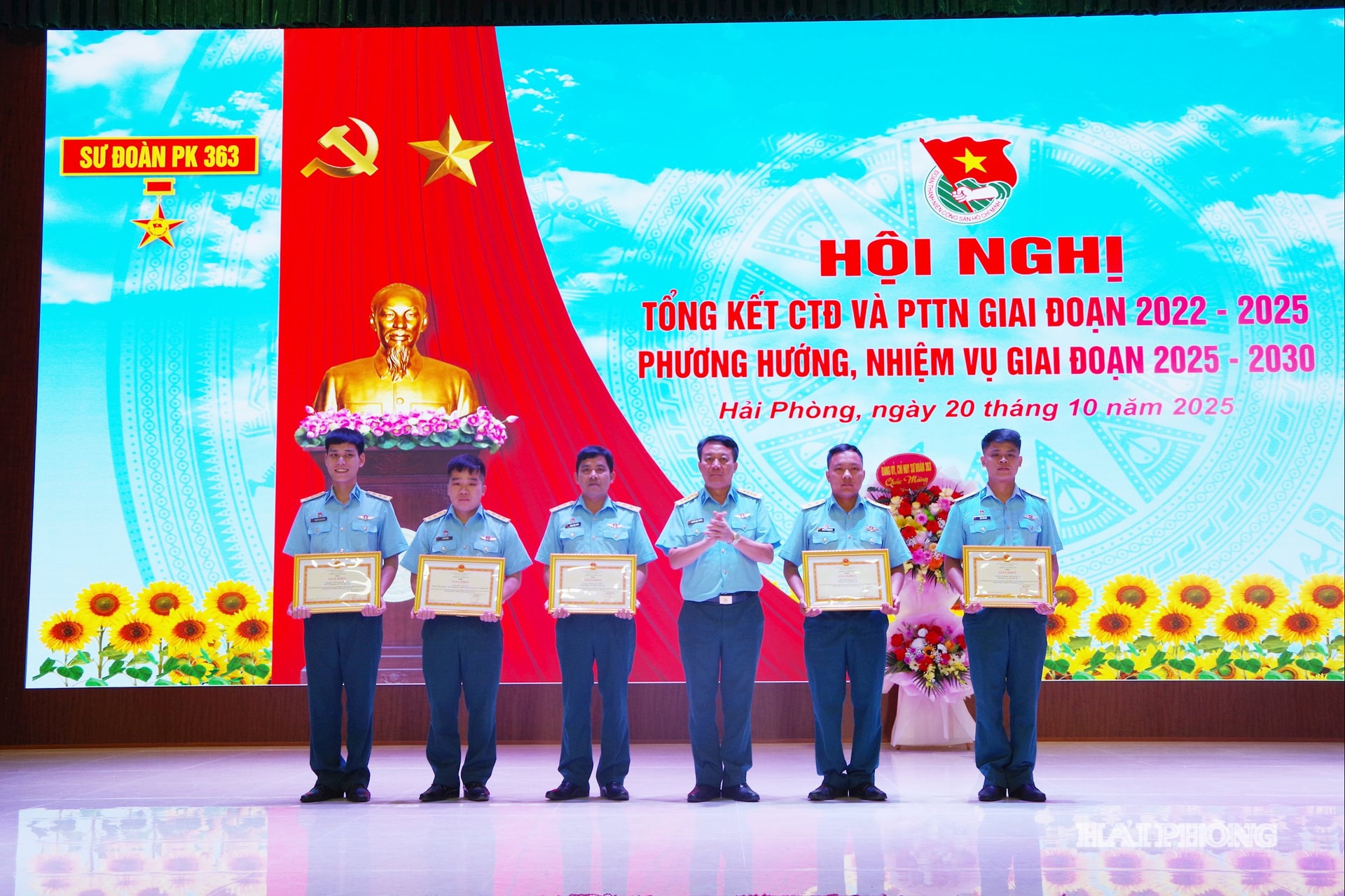 Trao thưởng cho các tập thể, cá nhân