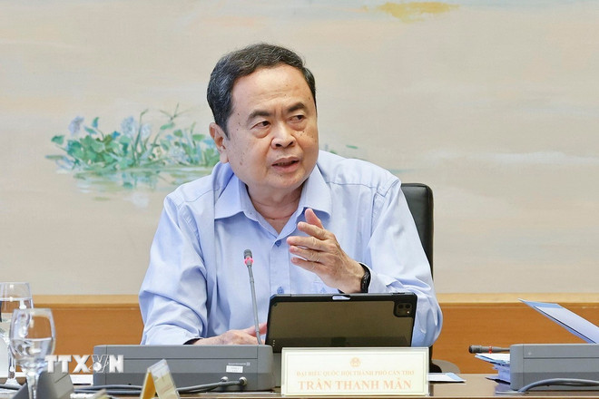 Chủ tịch Quốc hội Trần Thanh Mẫn, đại biểu Quốc hội thành phố Cần Thơ phát biểu. (Ảnh: Doãn Tấn/TTXVN) ttxvn-2110-chu-tich-quoc-hoi-thao-luan-o-to-2.jpg