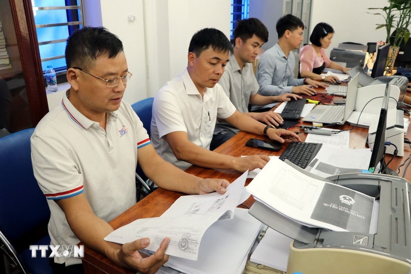 Các cán bộ xã cập nhật dữ liệu, bổ sung thông về cơ sở dữ liệu đất đai của xã. (Ảnh minh họa. Mạnh Tú/TTXVN)