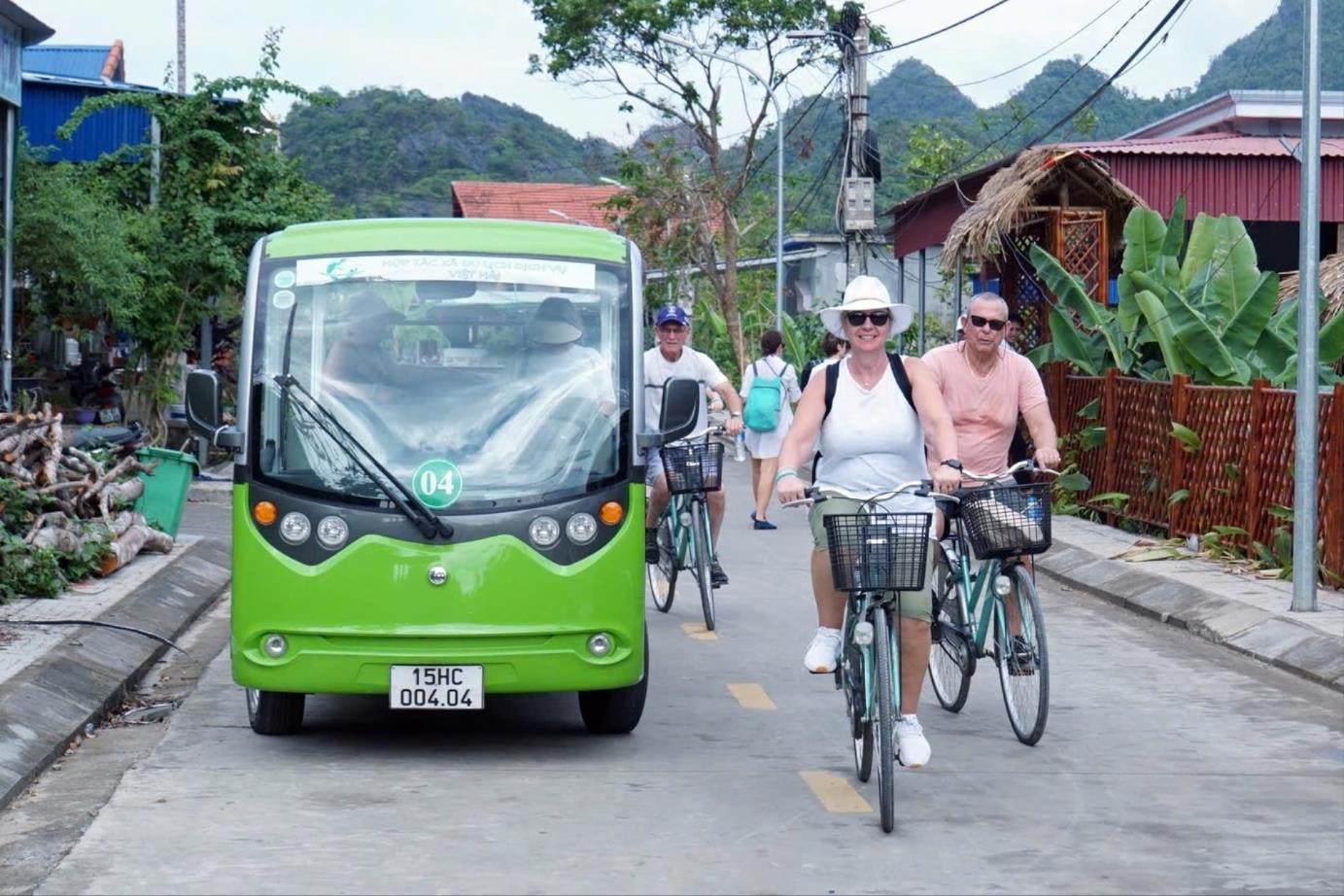 Turister opplever sykling og kjøring med elbil på Cat Ba-øya. Foto: PHAN TUAN