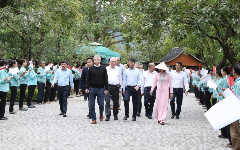 Chủ tịch Quốc hội Hungary Kover Laszlo dẫn đầu đoàn công tác thăm Khu du lịch sinh thái Tràng An thuộc Di sản văn hóa và thiên nhiên thế giới Quần thể danh thắng Tràng An. (Ảnh: Đức Phương/TTXVN)