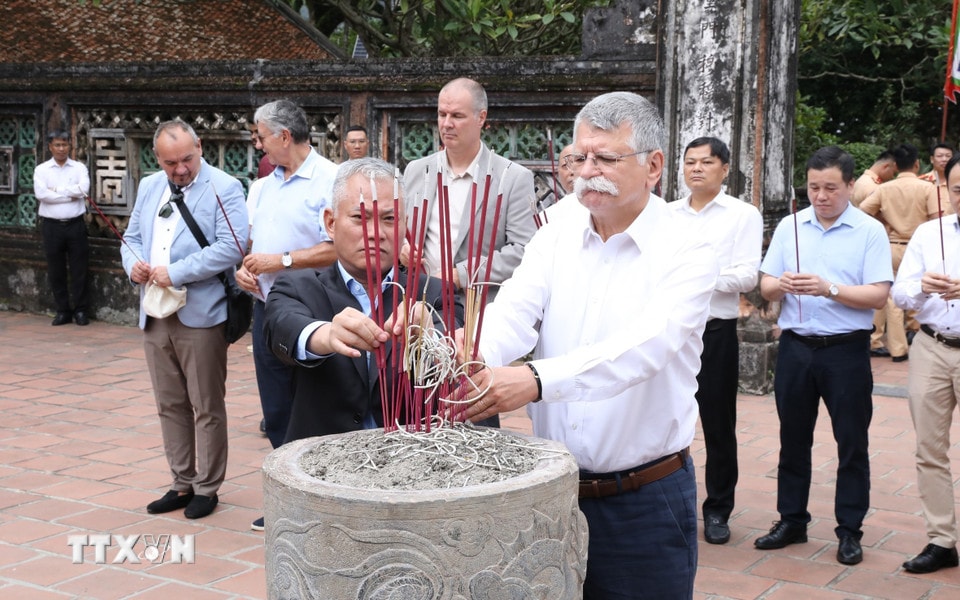 Chủ tịch Quốc hội Hungary Kover Laszlo dâng hương tại Đền thờ Vua Đinh Tiên Hoàng thuộc Khu di tích quốc gia đặc biệt Cố đô Hoa Lư. (Ảnh: Đức Phương/TTXVN)