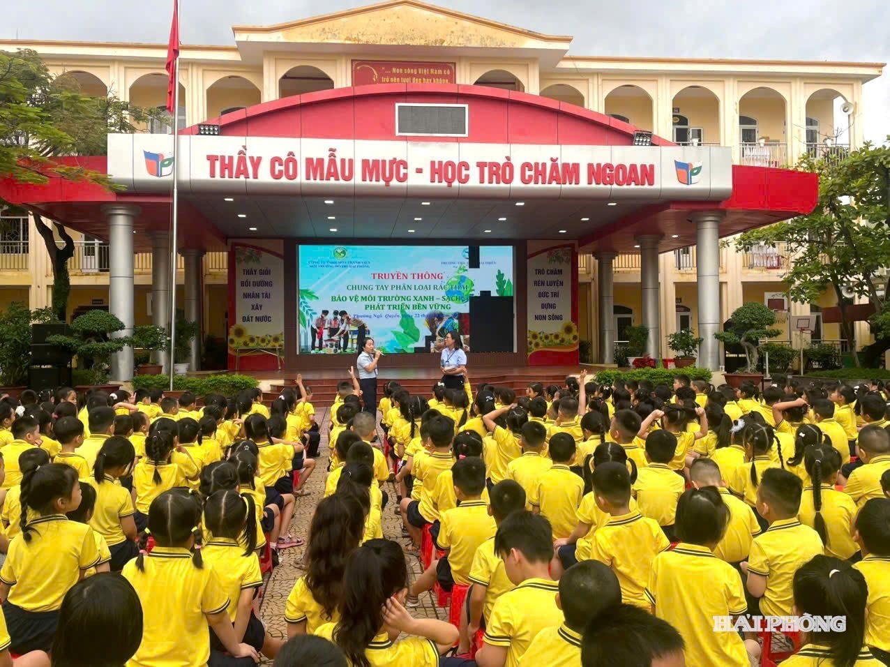 ໂຄສະນາການຈໍາແນກປະເພດຂີ້ເຫຍື້ອຢູ່ໃນແຫຼ່ງທີ່ໂຮງຮຽນປະຖົມ ໄທພຽນ