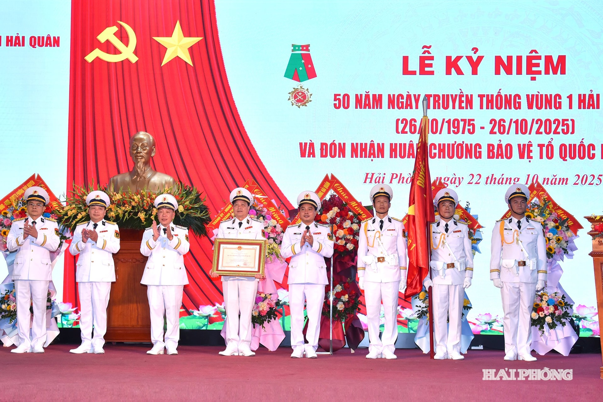 Thừa ủy quyền của Chủ tịch nước, Chuẩn Đô đốc Nguyễn Văn Bách, Phó tư lệnh, Tham mưu trưởng Quân chủng Hải quân trao Huân chương Bảo vệ Tổ quốc hạng Nhất tặng Bộ tư lệnh Vùng 1 Hải quân.