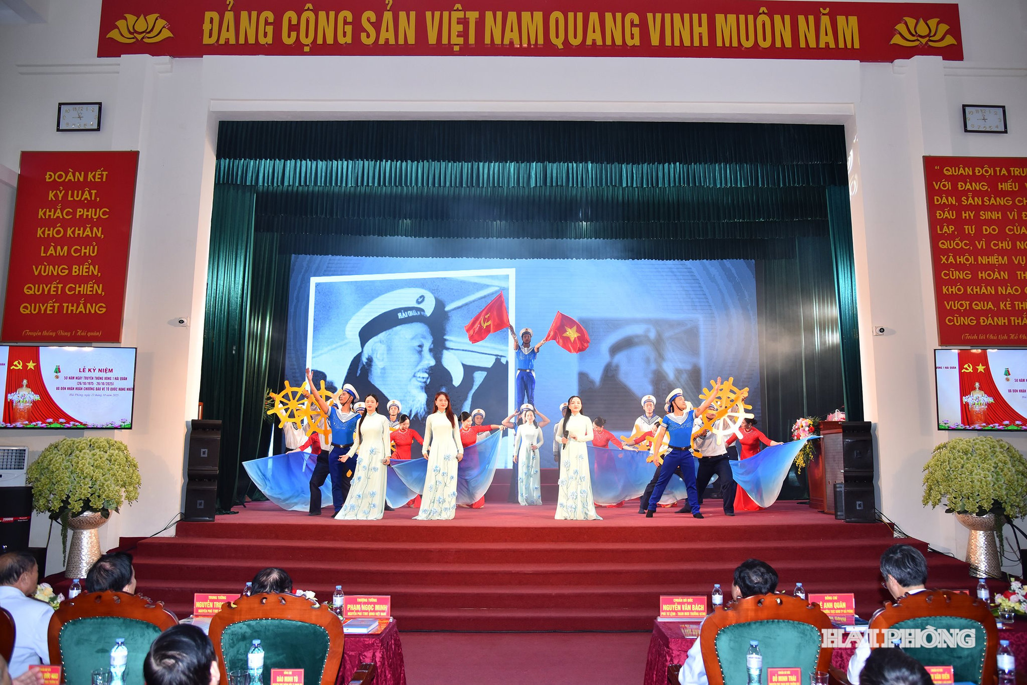 Văn nghệ chào mừng lễ kỷ niệm.