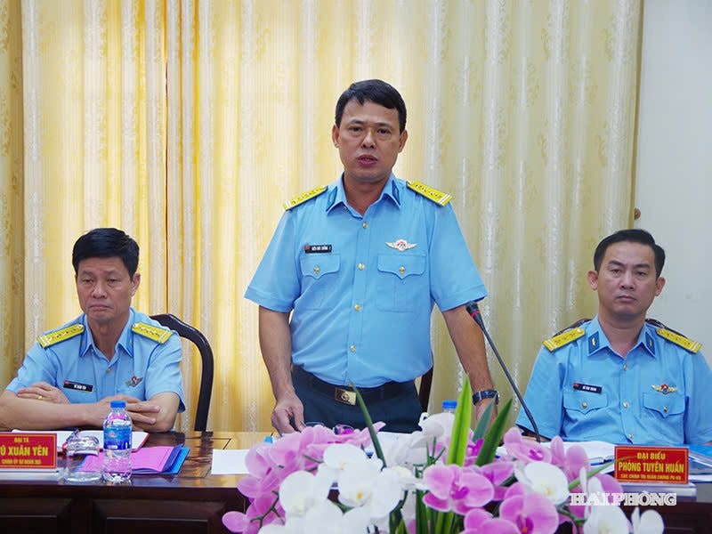 Đại tá Kiền Đức Cường, Trưởng Phòng Tuyên huấn Quân chủng PK-KQ phát biểu tại Hội nghị