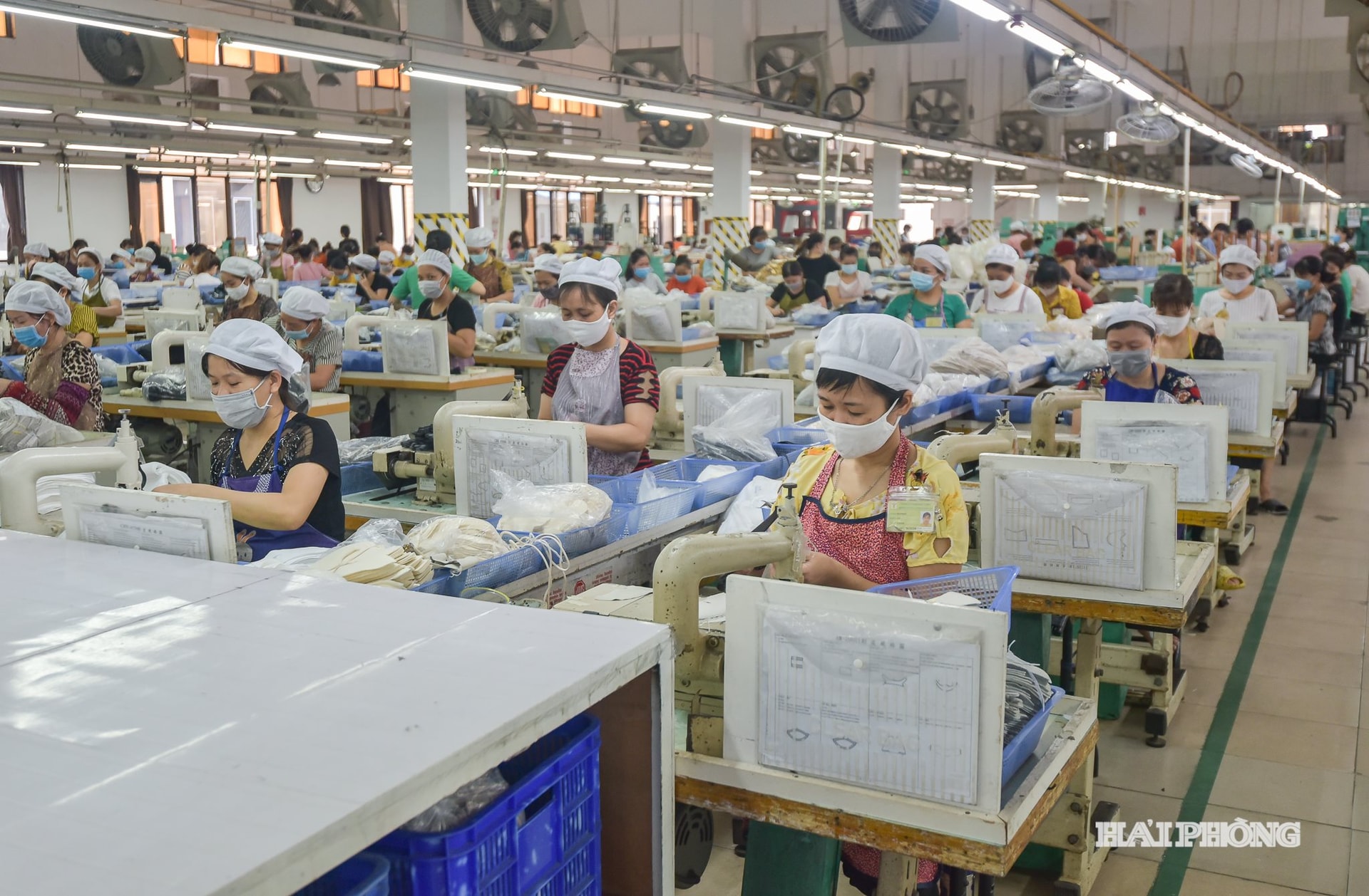 Arbetare som tillverkar läderskor för export på Sao Vang Company Limited.