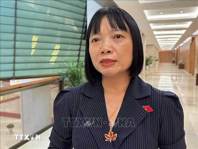 Đại biểu Nguyễn Thị Việt Nga (Hải Phòng) trả lời phóng viên TTXVN. (Ảnh: Hải Ngọc/TTXVN) ttxvn-viet-nga.jpg