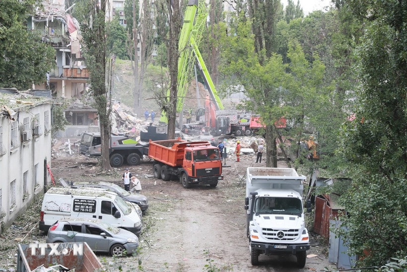 Hiện trường một vụ tấn công của Nga xuống quận Sviatoshinskyi, thủ đô Kiev (Ukraine) ngày 31/7/2025. (Ảnh: THX/TTXVN)