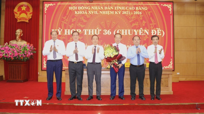 Lãnh đạo tỉnh Cao Bằng chúc mừng ông Vũ Đình Quang được bầu làm Phó Chủ tịch UBND tỉnh, nhiệm kì 2021-2026. (Ảnh: Chu Hiệu/TTXVN)