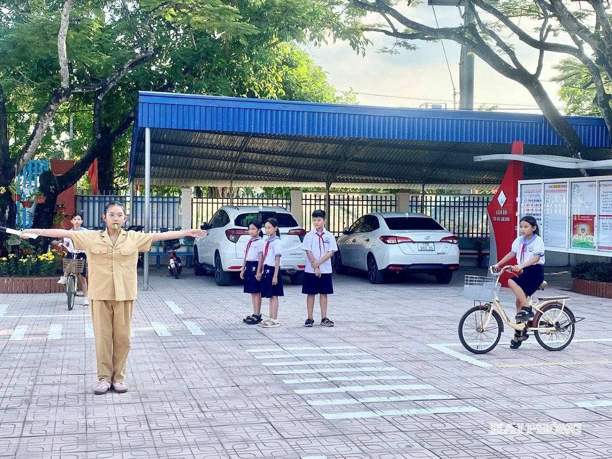Trường tiểu học Lâm Động tổ chức các lớp học về tình huống an toàn giao thông, để giúp học sinh dễ hiểu, dễ nhớ