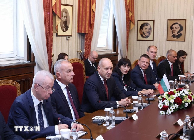 Tổng thống Rumen Radev và đoàn Bulgaria tại cuộc hội đàm chính thức với Tổng Bí thư Tô Lâm. (Ảnh: Thống Nhất/TTXVN) ttxvn-2310-tong-bi-thu-hoi-dam-hep-bulgaria-8.jpg