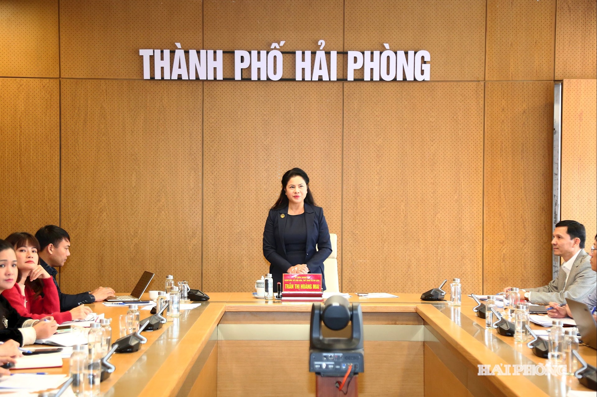 Kamerat Tran Thi Hoang Mai, direktør for avdelingen for kultur, sport og turisme, jobbet online med 114 kulturpunkter i kommuner og bydeler i byen.