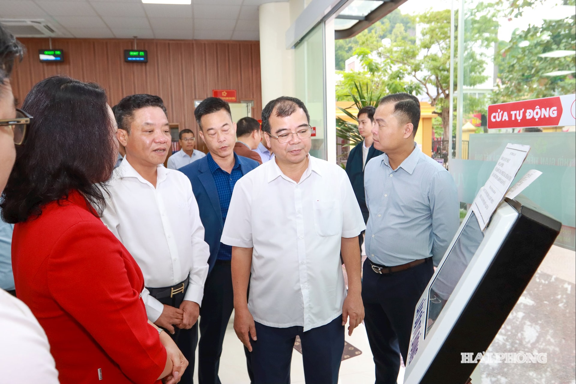 Đồng chí Nguyễn Minh Hùng, Phó chủ tịch UBND thành phố kiểm tra tại Trung tâm phục vụ hành chính công phường Kiến An