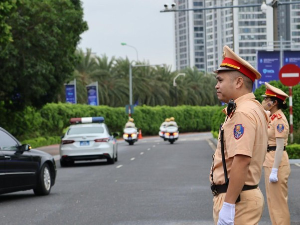 Đội Cảnh sát tuần tra dẫn đoàn, Phòng Cảnh sát Giao thông Công an Thành phố Hà Nội hướng dẫn các đoàn bên trong Trung tâm hội nghị Quốc gia.(Ảnh:PV/Vietnam+) picture6.jpg