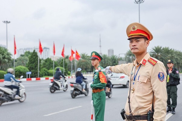 Cảnh sát Giao thông điều tiết giao thông tại các nút giao quanh địa điểm diễn ra sự kiện. (Ảnh:PV/Vietnam+) csgt1.jpg