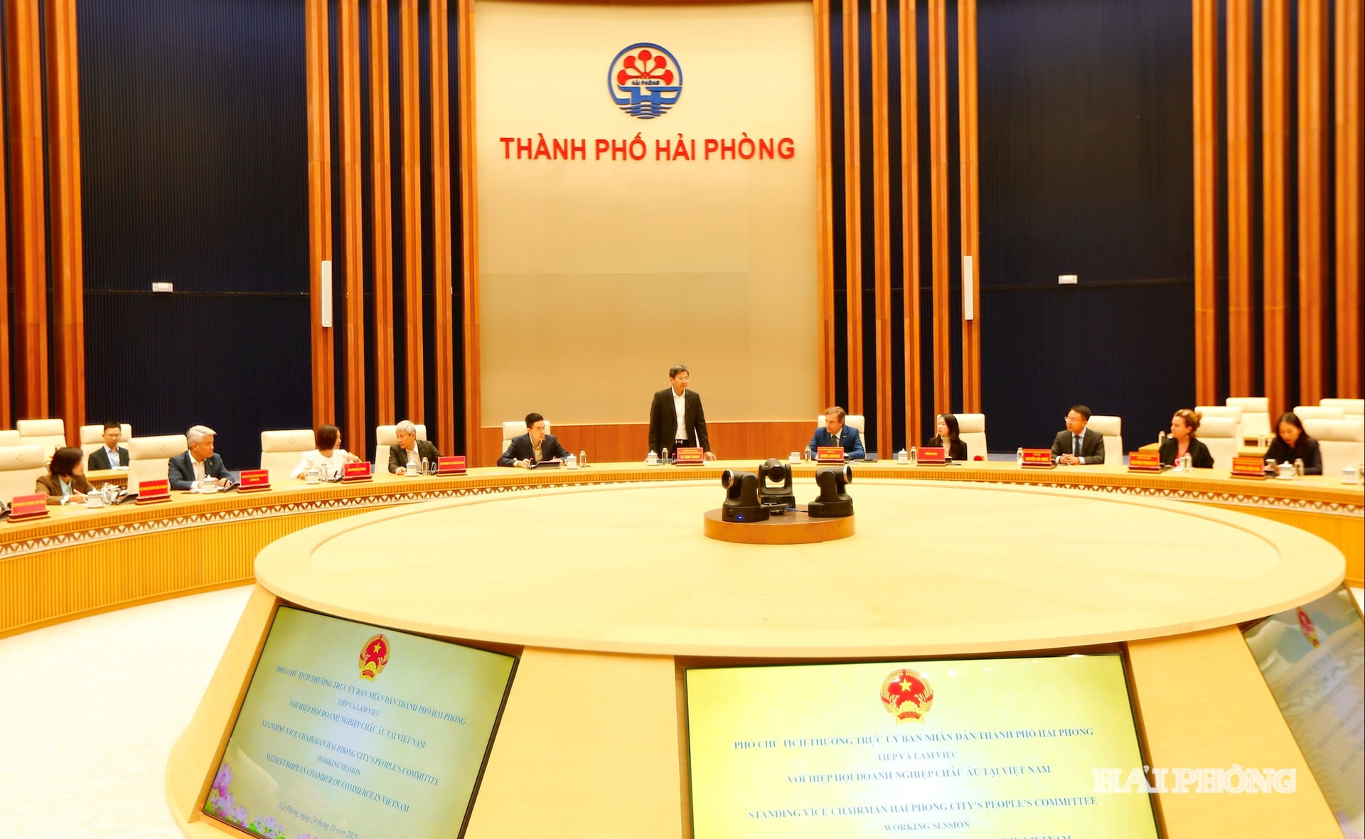 สหาย เล อันห์ กวน รองประธานถาวรคณะกรรมการประชาชนเมือง เป็นประธานการประชุม