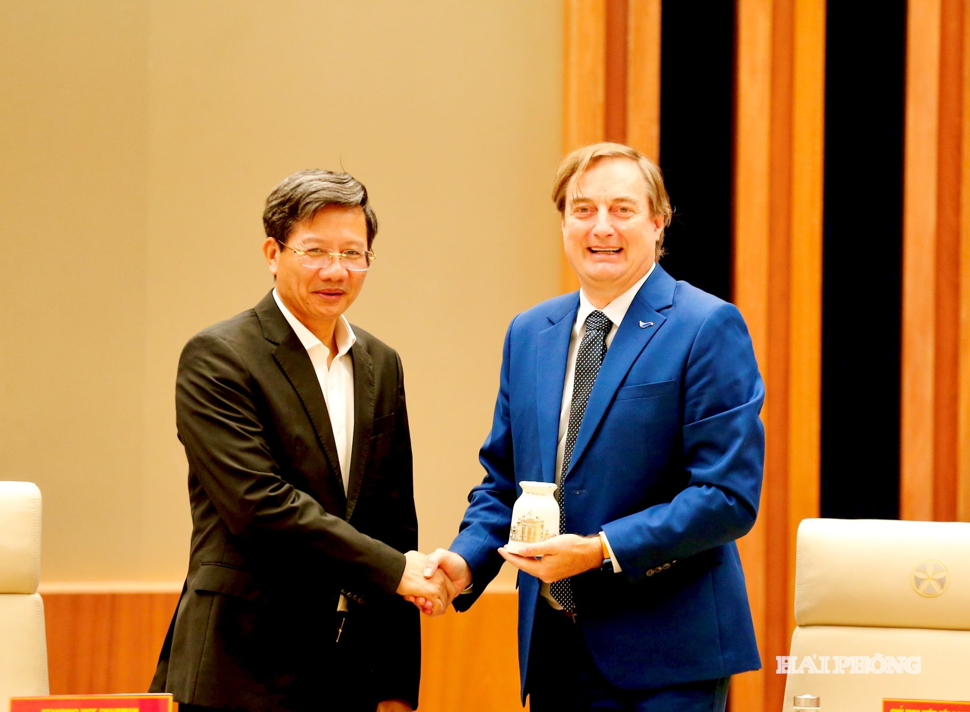 สหาย เล อันห์ กวน รองประธานถาวรคณะกรรมการประชาชนเมือง มอบของที่ระลึกให้กับผู้นำสมาคมธุรกิจยุโรปในเวียดนาม