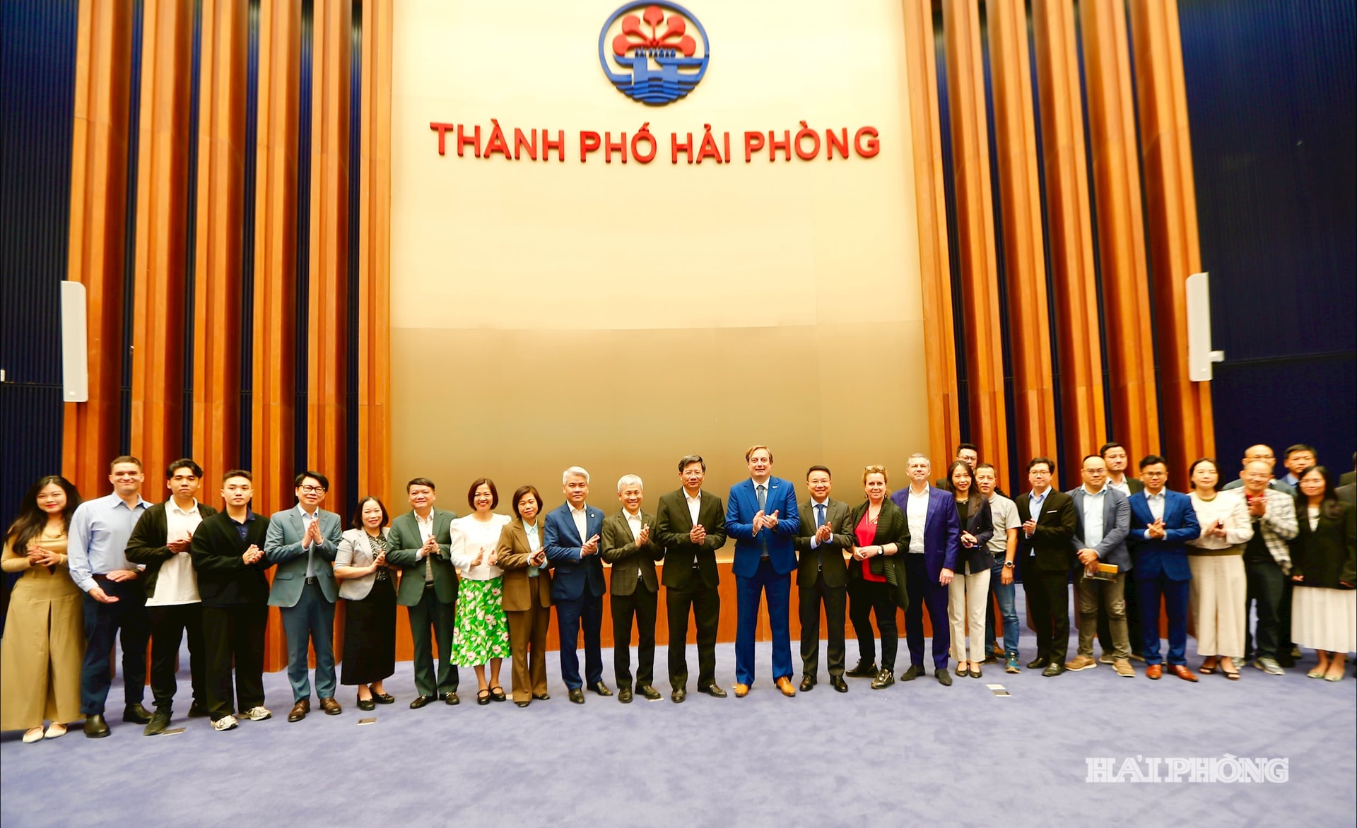 สหายเล อันห์ กวน รองประธานถาวรคณะกรรมการประชาชนเมืองและผู้แทนสมาคมธุรกิจยุโรปเข้าร่วมการประชุม