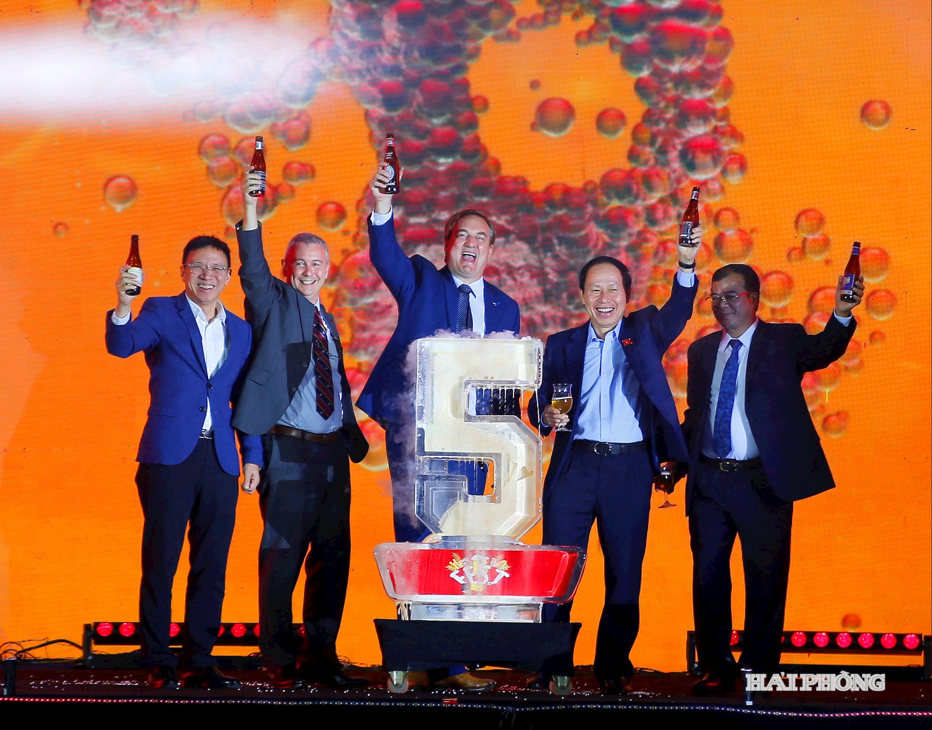 សមមិត្ត Le Tien Chau សមាជិកគណៈកម្មាធិការមជ្ឈិមបក្ស លេខាគណៈកម្មាធិការបក្សទីក្រុង និងគណៈប្រតិភូបានចូលរួមពិធីបើកមហោស្រពវប្បធម៌ និងធ្វើម្ហូបបែលហ្ស៊ិកឆ្នាំ ២០២៥។