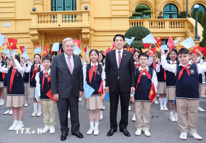 Chủ tịch nước Lương Cường đón Tổng Thư ký Liên hợp quốc António Guterres tại Phủ Chủ tịch. (Ảnh: Lâm Khánh/TTXVN) ttxvn-le-don-tong-thu-ky-lien-hop-quoc-tham-chinh-thuc-viet-nam-24-4.jpg