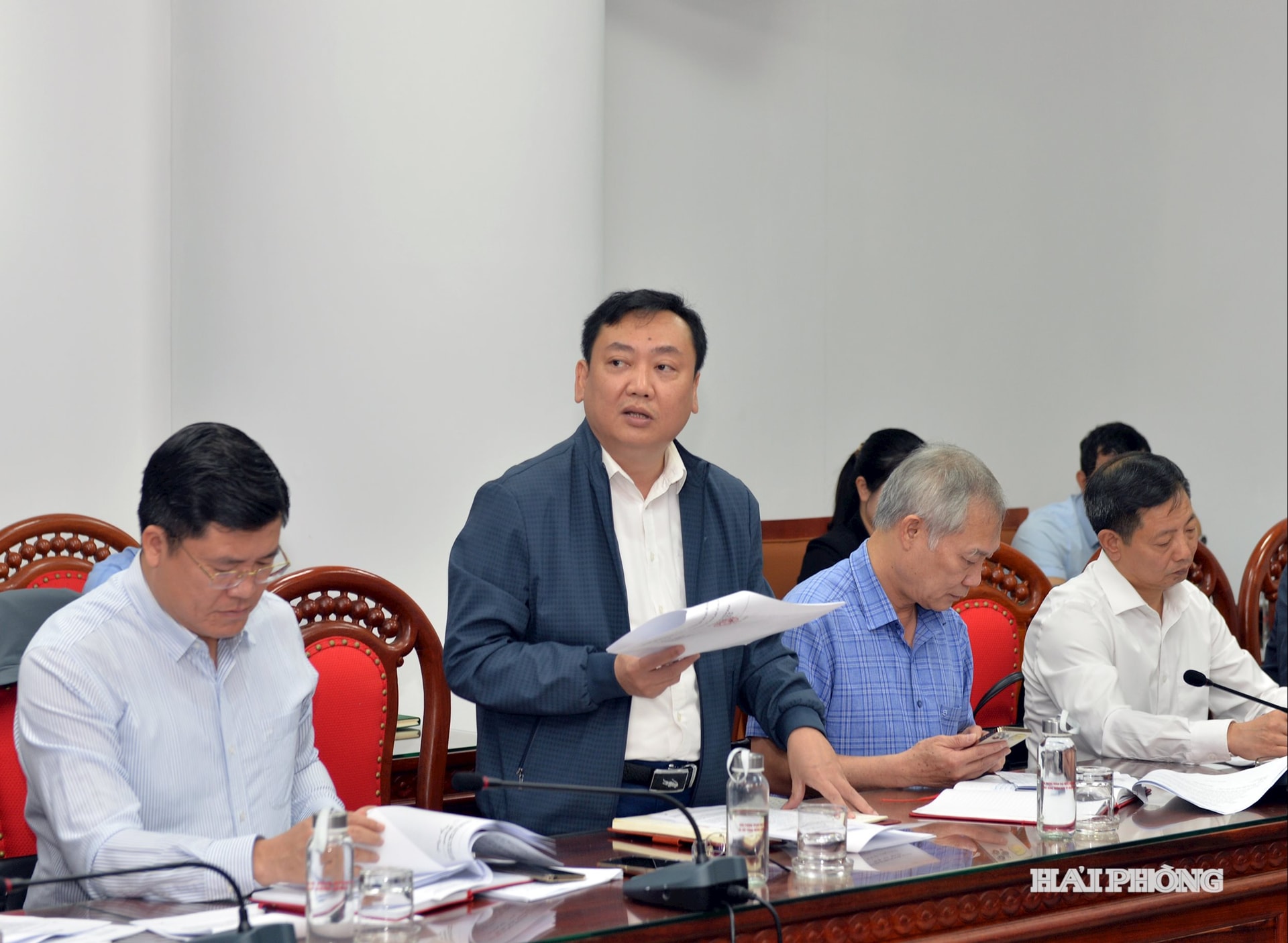 Đại diện Sở Nông nghiệp và Môi trường báo cáo nội dung thẩm tra tại hội nghị