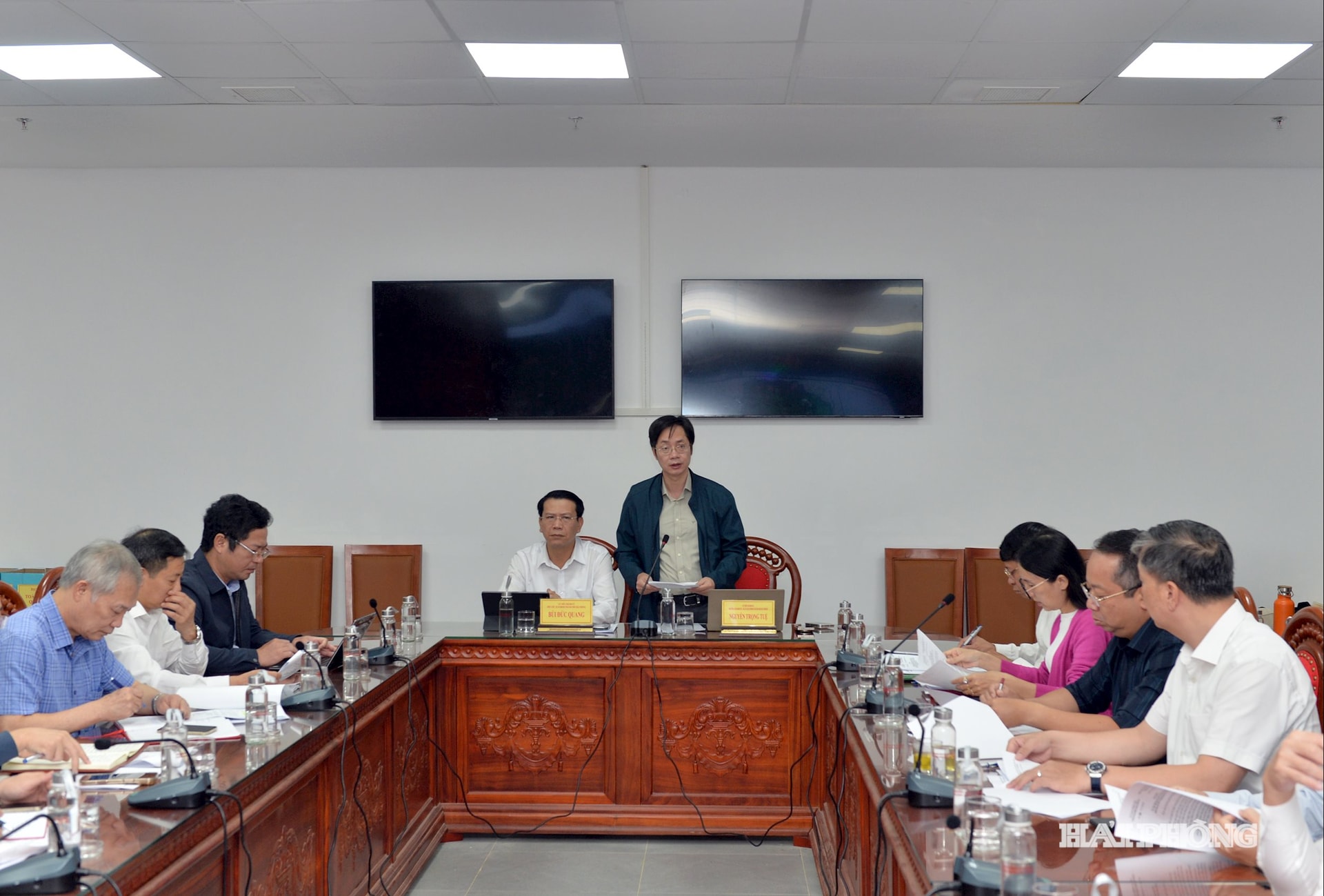 Đồng chí Nguyễn Trọng Tuệ, Trưởng Ban kinh tế - ngân sách, Hội đồng nhân dân thành phố phát biểu tại hội nghị