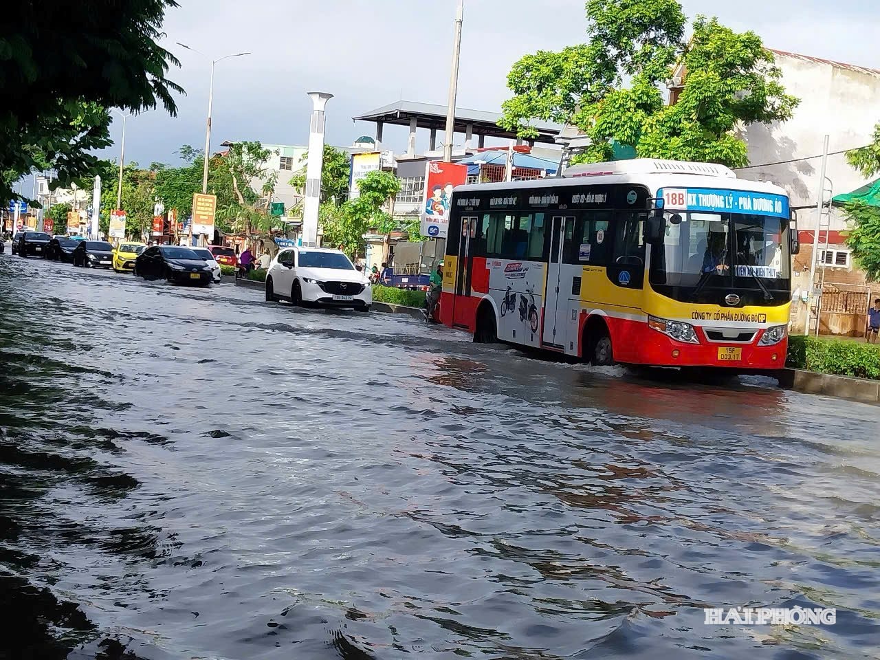 Ngập do triều cường dâng cao trên phố Trường Chinh, phường Kiến An. Ảnh: BÙI L