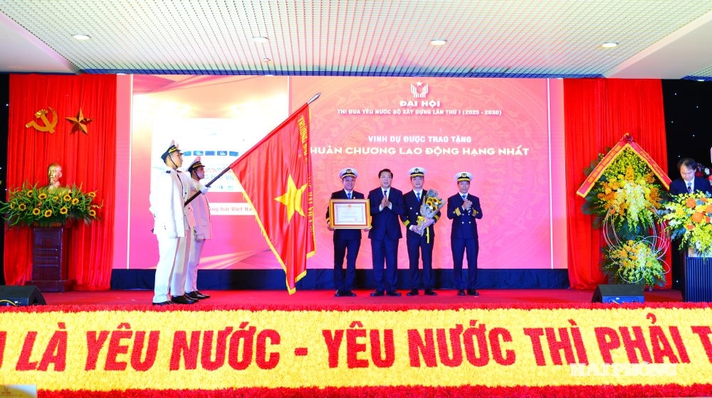 Lãnh đạo Trường Đại học Hàng hải Việt Nam đón nhận phần thưởng cao quý